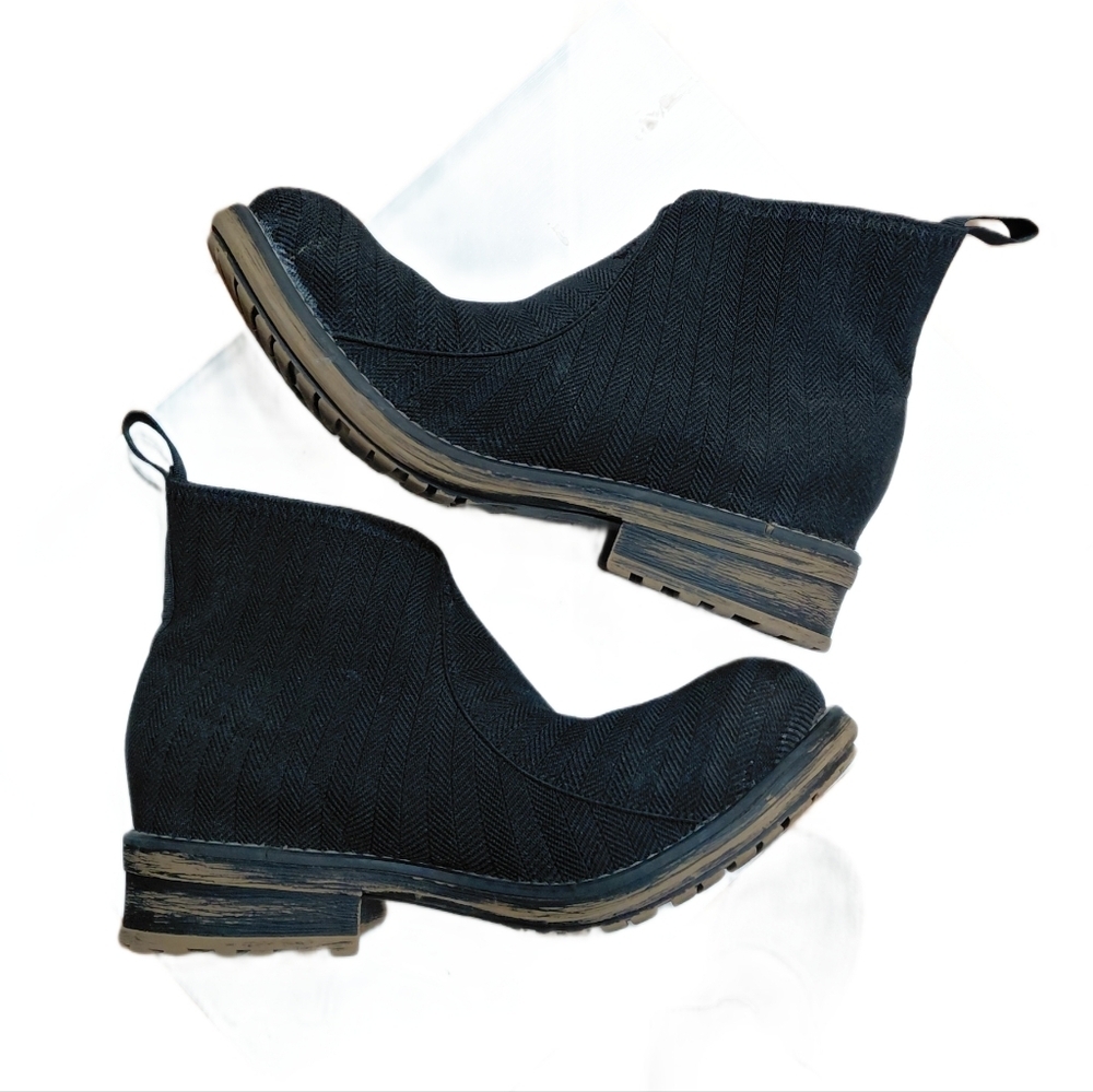 CHARLESTON SHOE CO. Black Ankle Boots Women's Size 9.5 Barcelona Booties